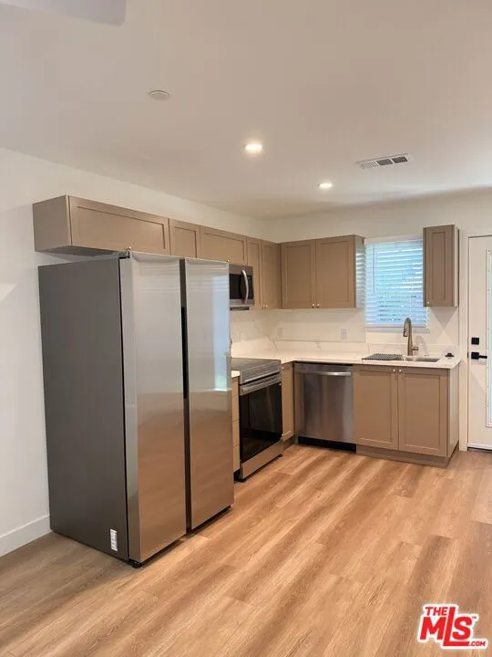 6626 Woodlake Avenue West Hills, CA 91307