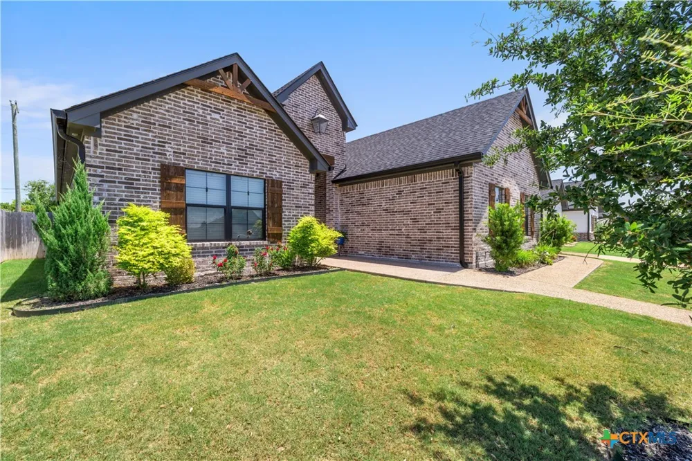 932 Gallant Fox Road Hewitt, TX 76643