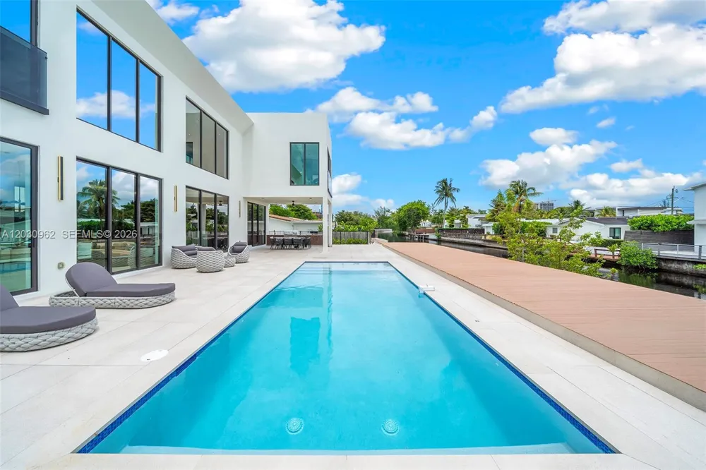 2380 NE 196th St Miami, FL 33180