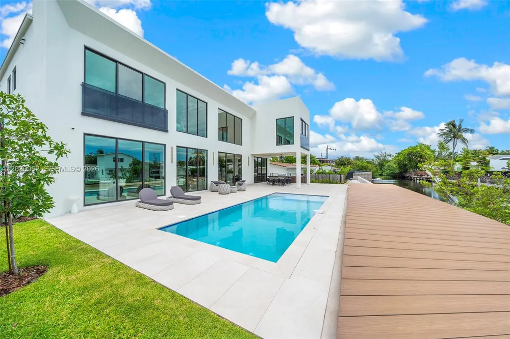 2380 NE 196th St Miami, FL 33180