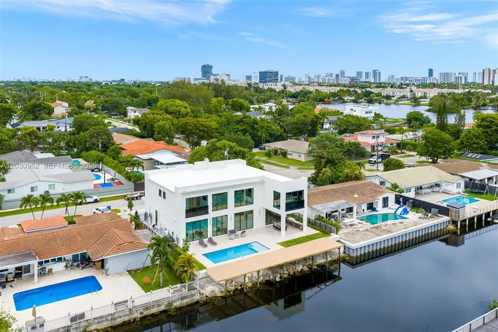 2380 NE 196th St Miami, FL 33180