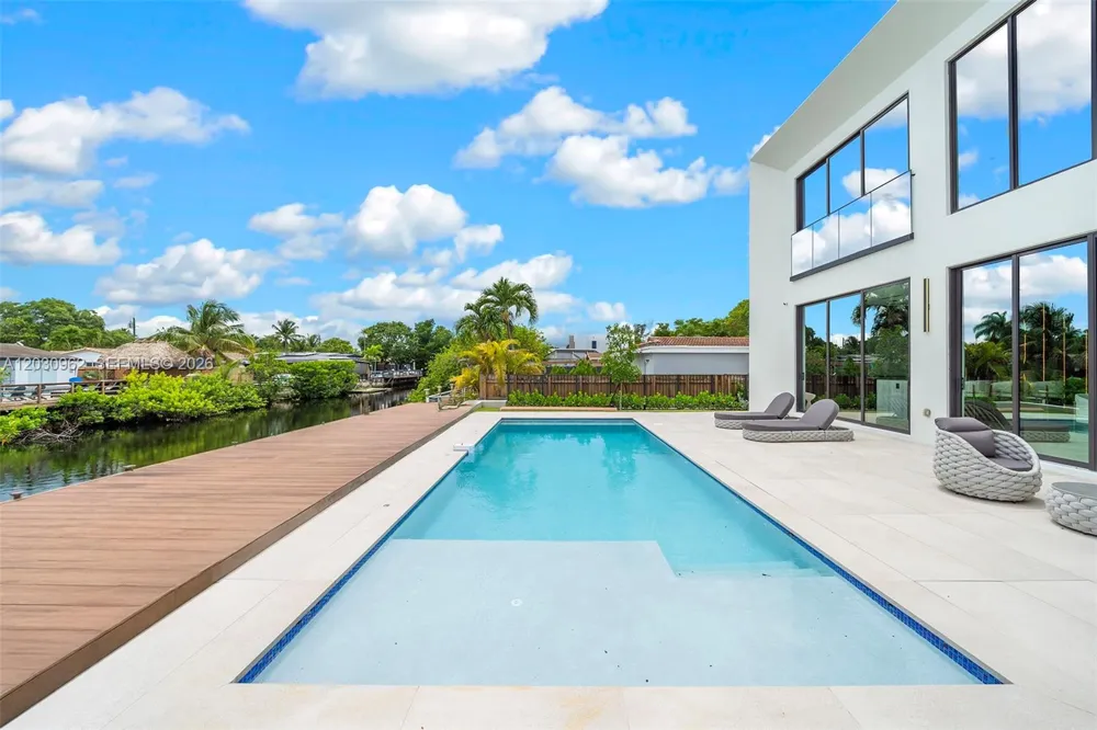 2380 NE 196th St Miami, FL 33180