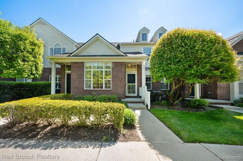 1102 Abigail Court Commerce Charter Township, MI 48390
