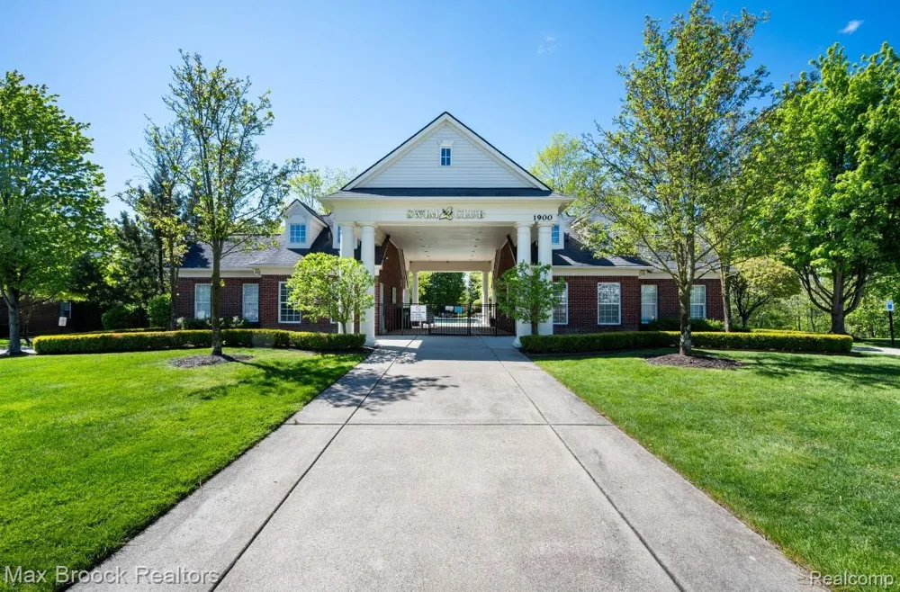 1102 Abigail Court Commerce Charter Township, MI 48390