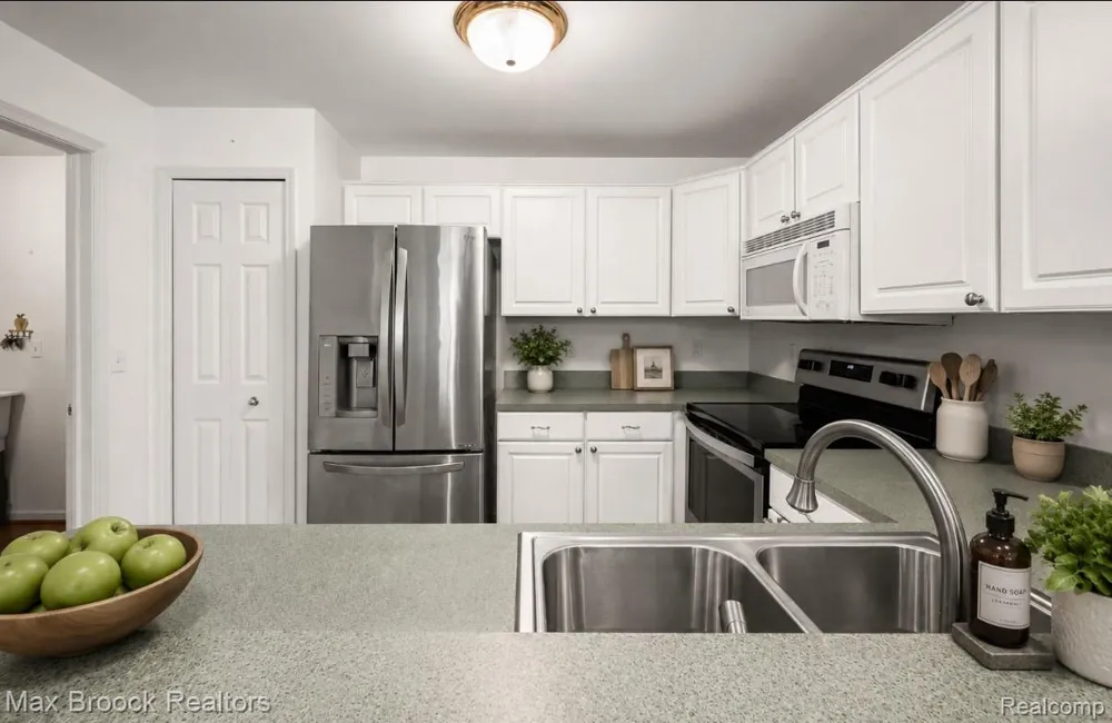 1102 Abigail Court Commerce Charter Township, MI 48390