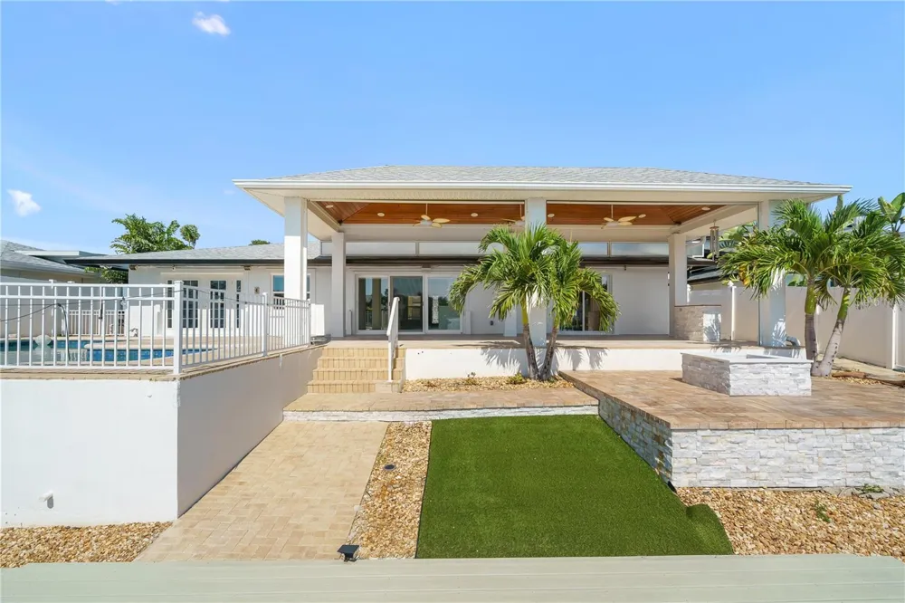 3924 VERSAILLES DRIVE Tampa, FL 33634