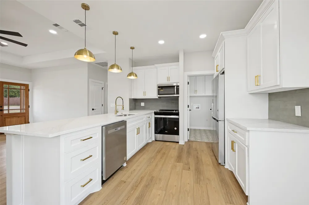 216 W Cardinal Ector, TX 75439
