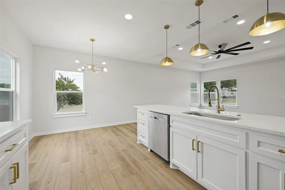 216 W Cardinal Ector, TX 75439
