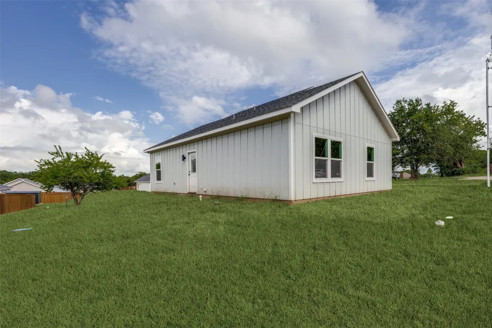 216 W Cardinal Ector, TX 75439