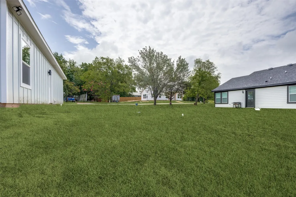 216 W Cardinal Ector, TX 75439