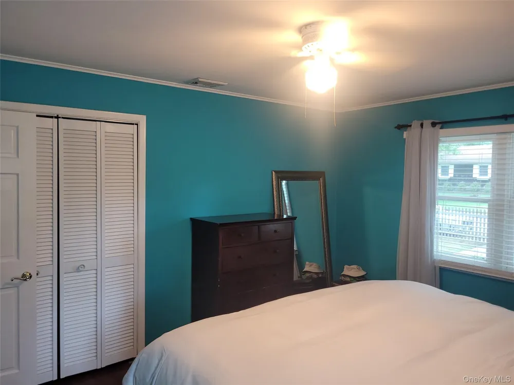 10 Graham Road Hampton Bays, NY 11946