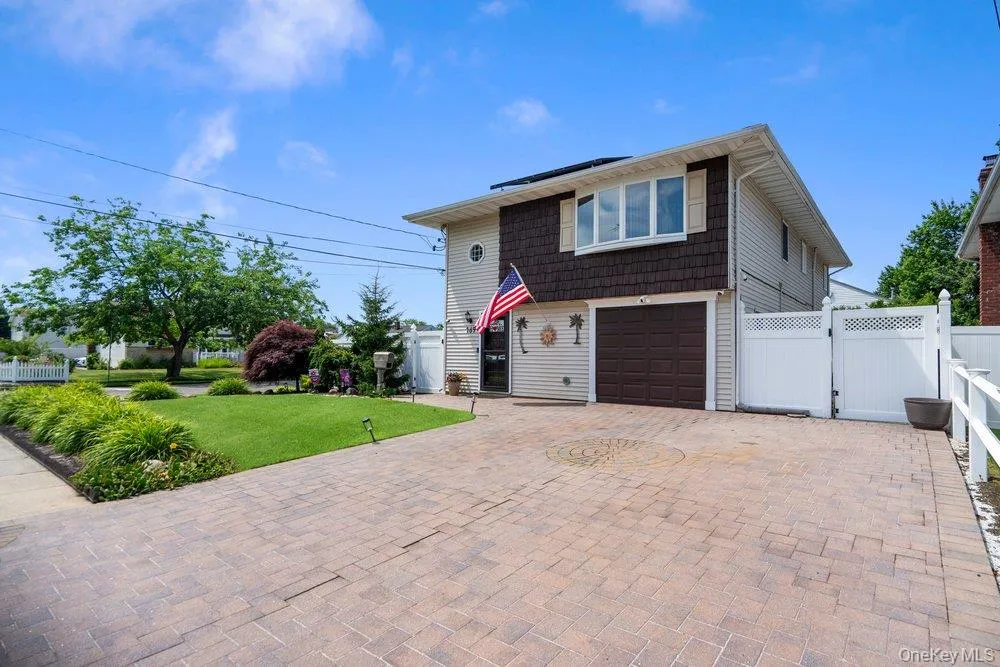 169 Wyona Avenue Lindenhurst, NY 11757