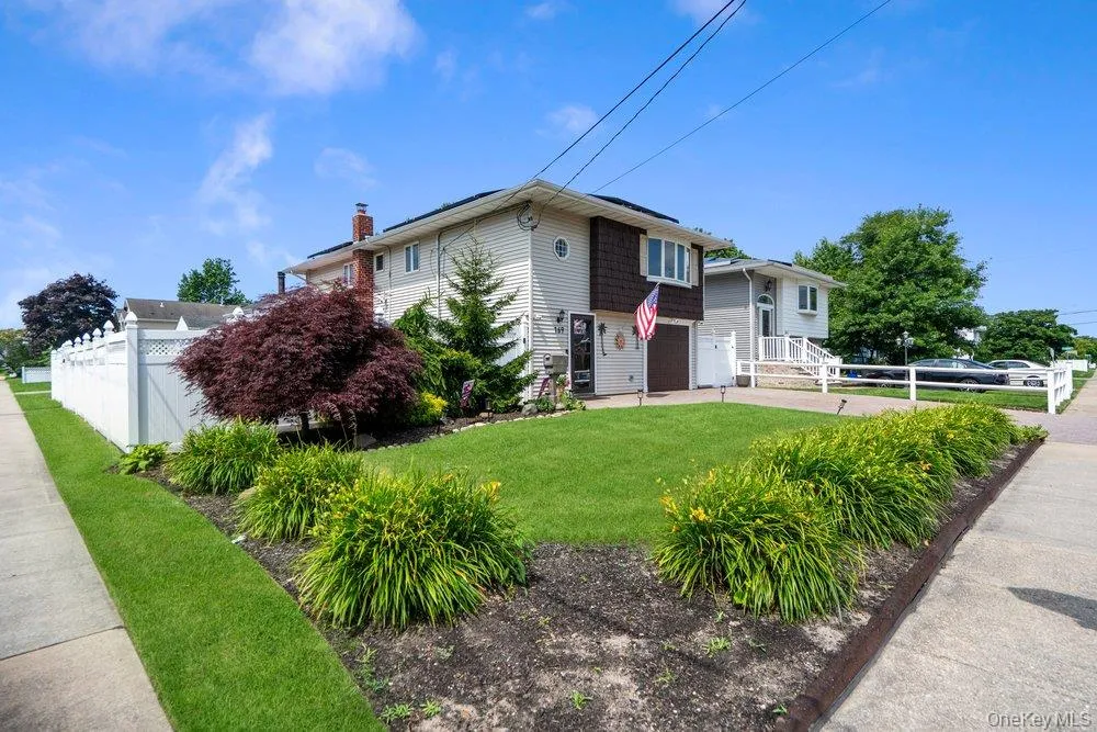 169 Wyona Avenue Lindenhurst, NY 11757