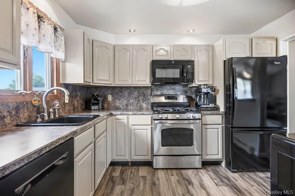 169 Wyona Avenue Lindenhurst, NY 11757