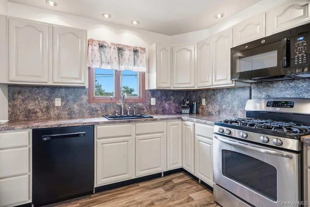 169 Wyona Avenue Lindenhurst, NY 11757