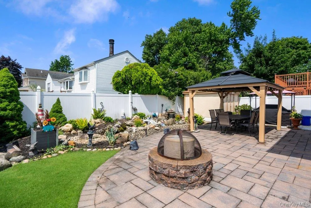 169 Wyona Avenue Lindenhurst, NY 11757