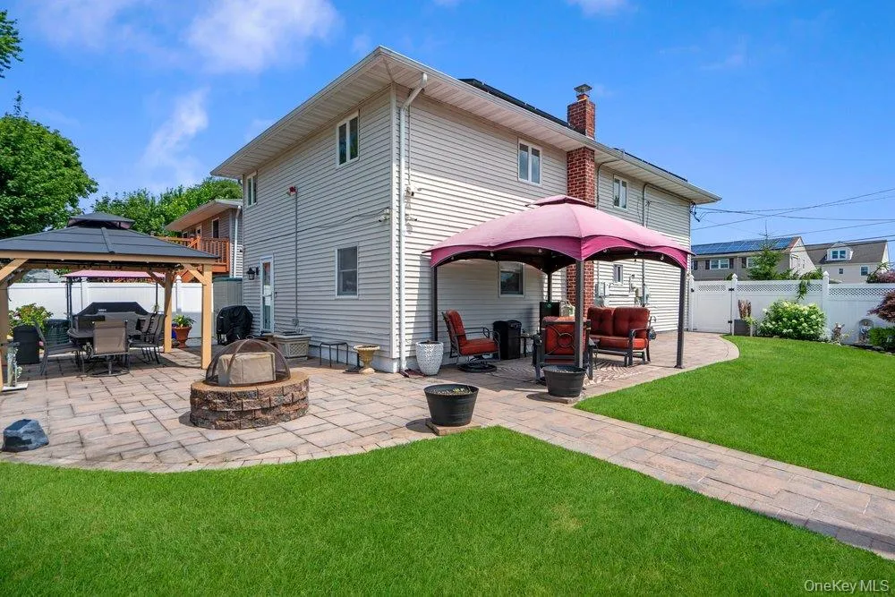 169 Wyona Avenue Lindenhurst, NY 11757