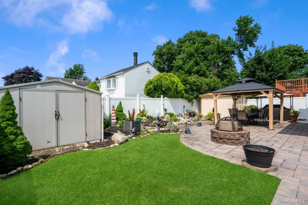 169 Wyona Avenue Lindenhurst, NY 11757