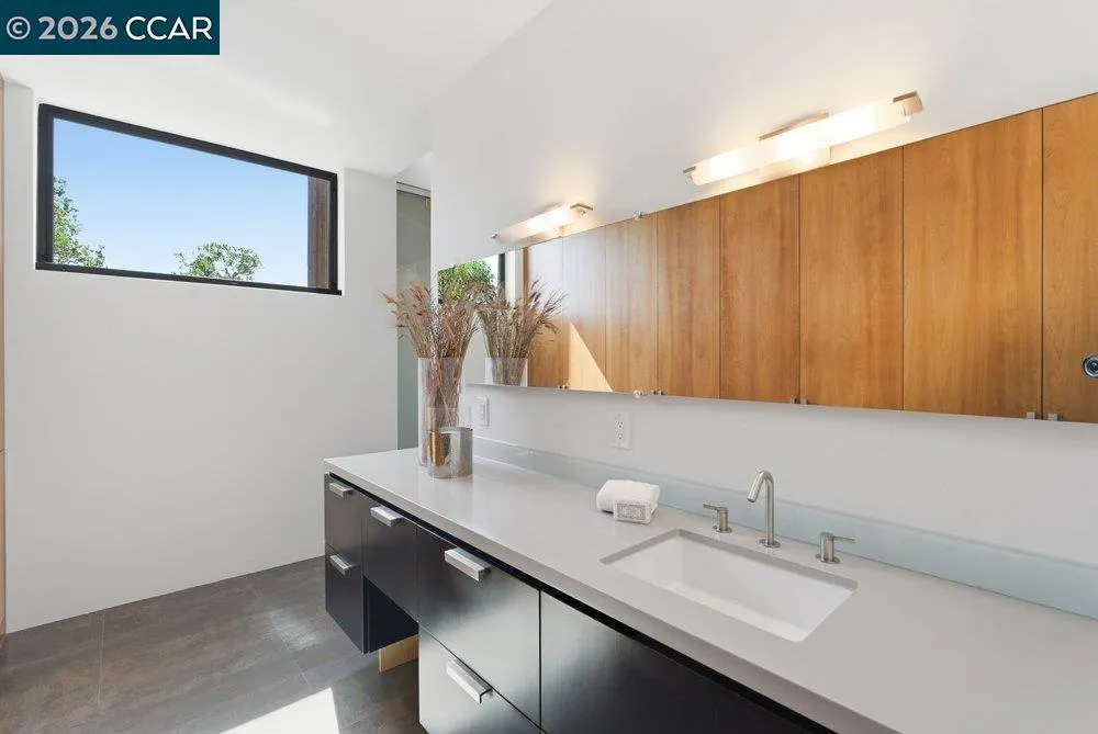 240 Tappan Ln Orinda, CA 94563