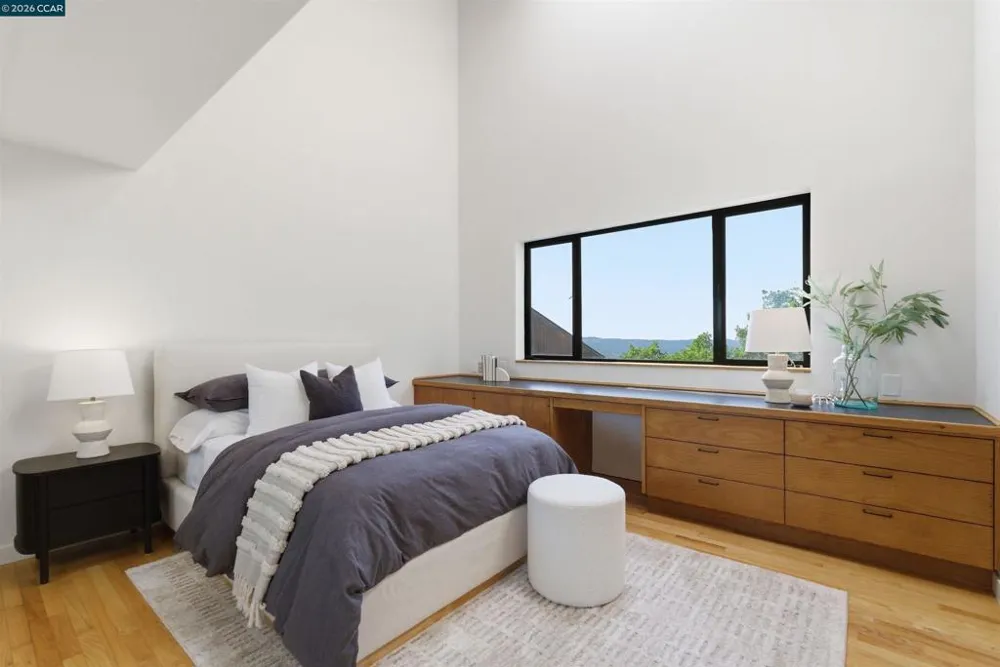 240 Tappan Ln Orinda, CA 94563