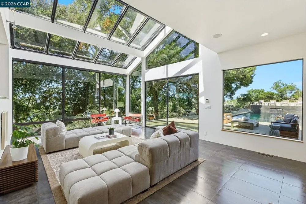240 Tappan Ln Orinda, CA 94563