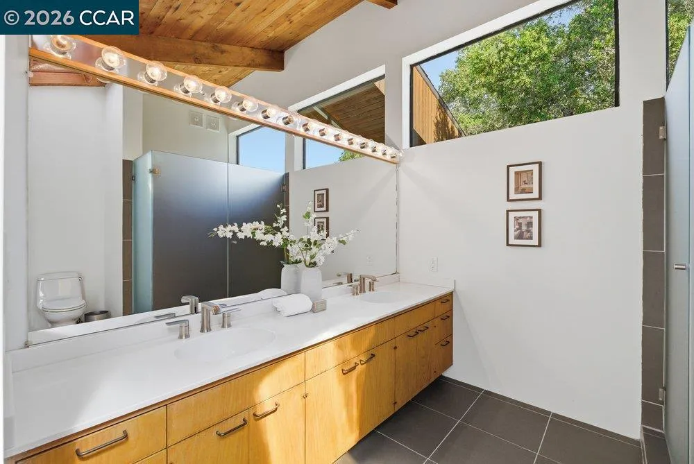 240 Tappan Ln Orinda, CA 94563