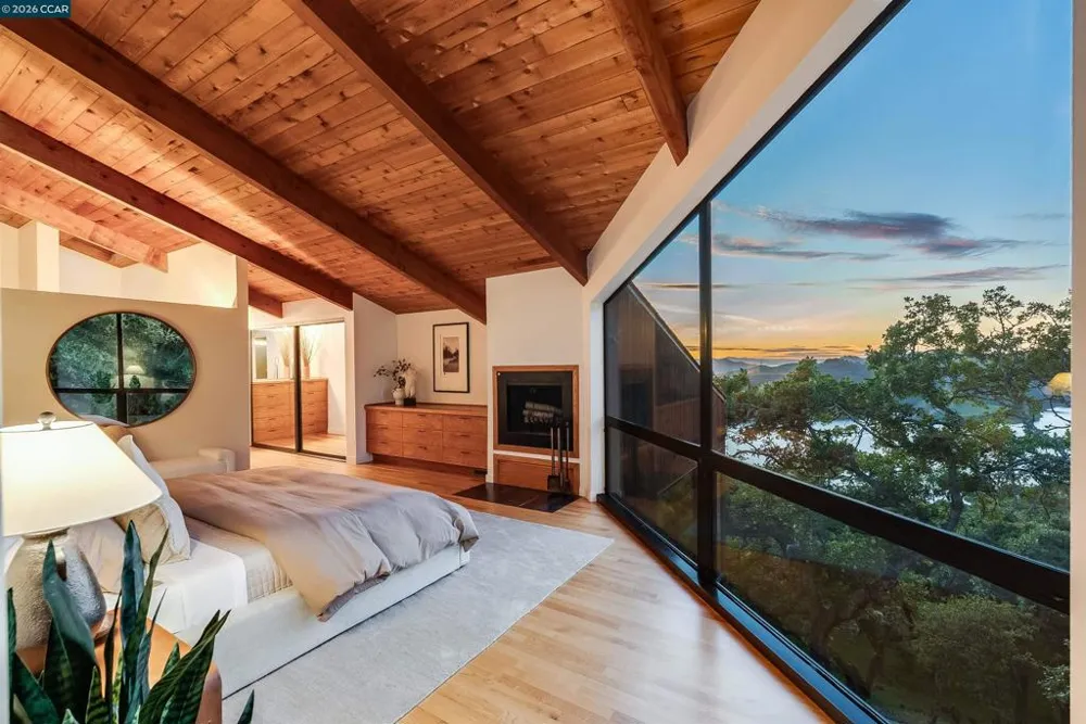 240 Tappan Ln Orinda, CA 94563