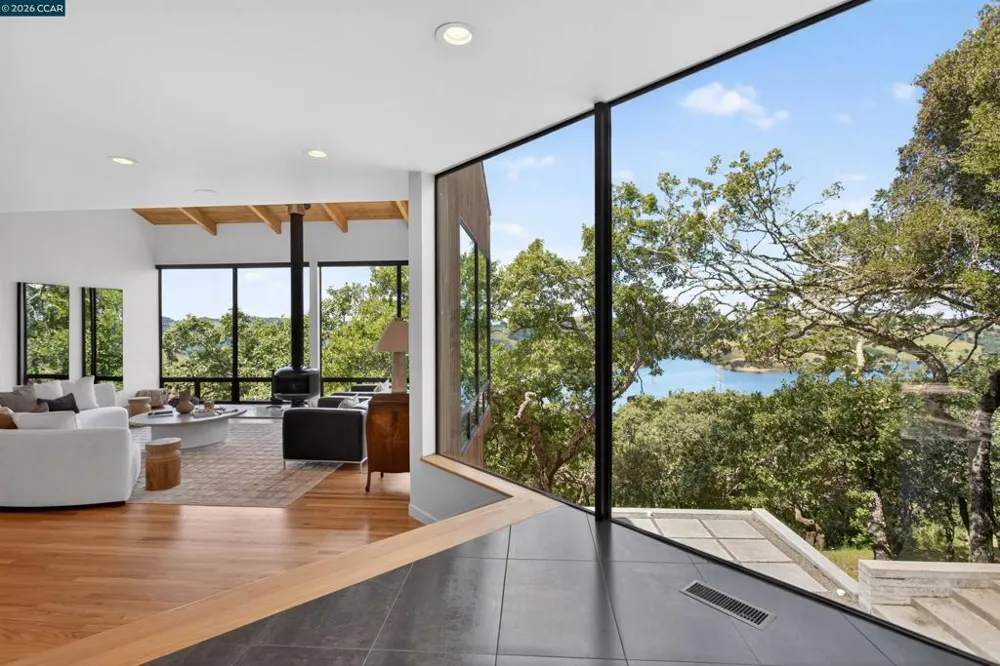 240 Tappan Ln Orinda, CA 94563