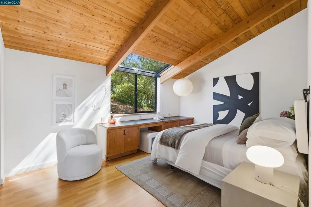 240 Tappan Ln Orinda, CA 94563