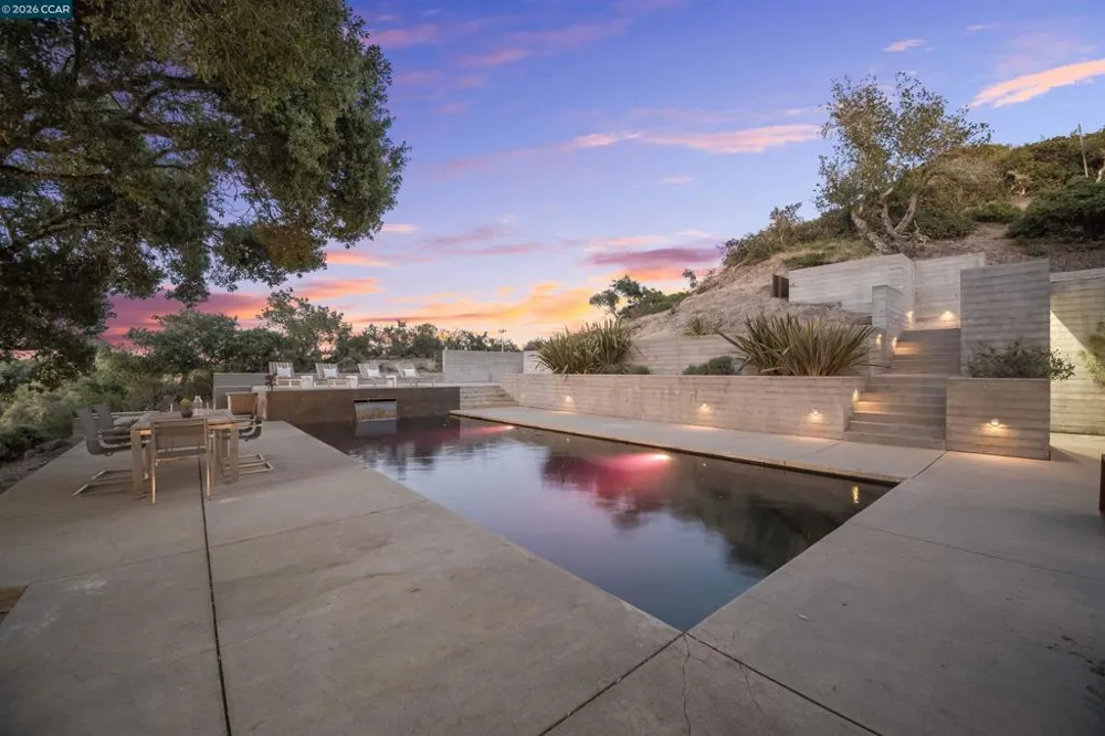 240 Tappan Ln Orinda, CA 94563