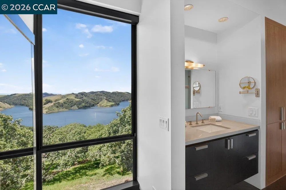 240 Tappan Ln Orinda, CA 94563