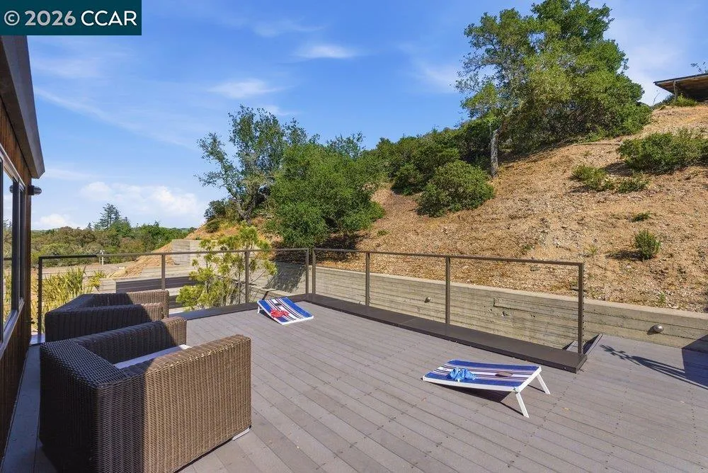 240 Tappan Ln Orinda, CA 94563