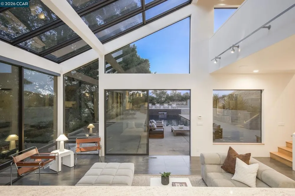 240 Tappan Ln Orinda, CA 94563