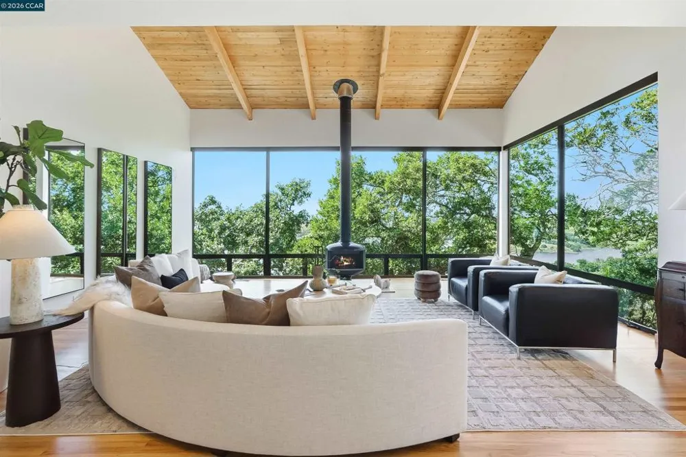 240 Tappan Ln Orinda, CA 94563