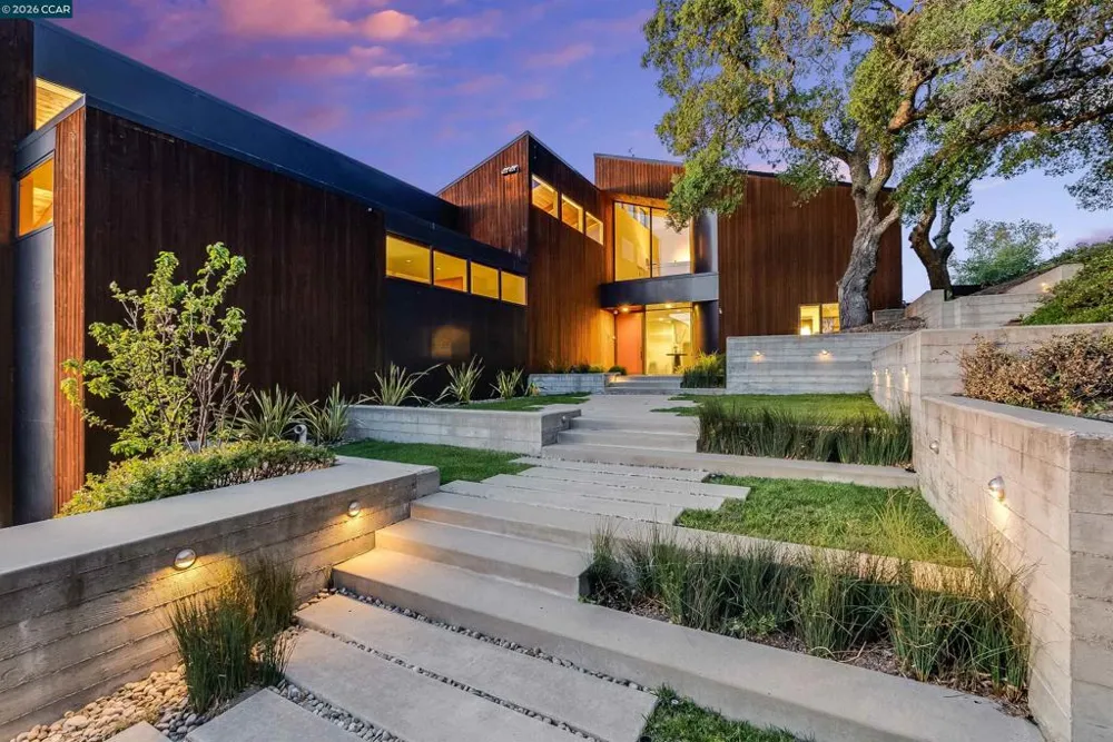 240 Tappan Ln Orinda, CA 94563