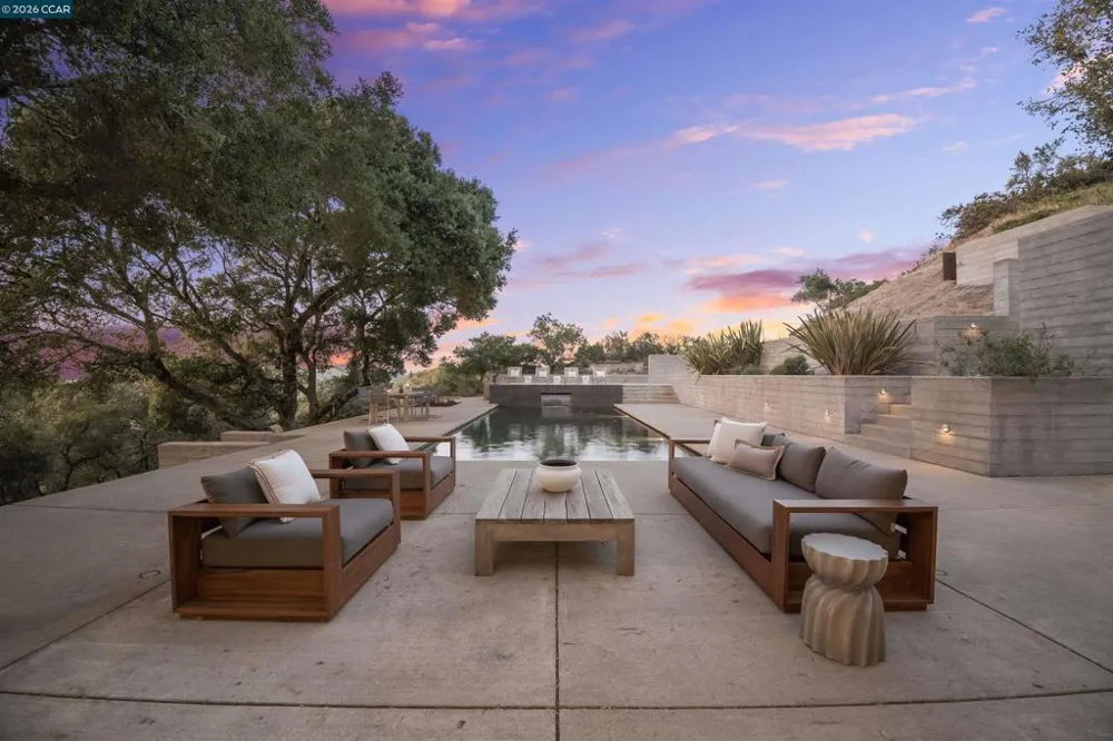 240 Tappan Ln Orinda, CA 94563