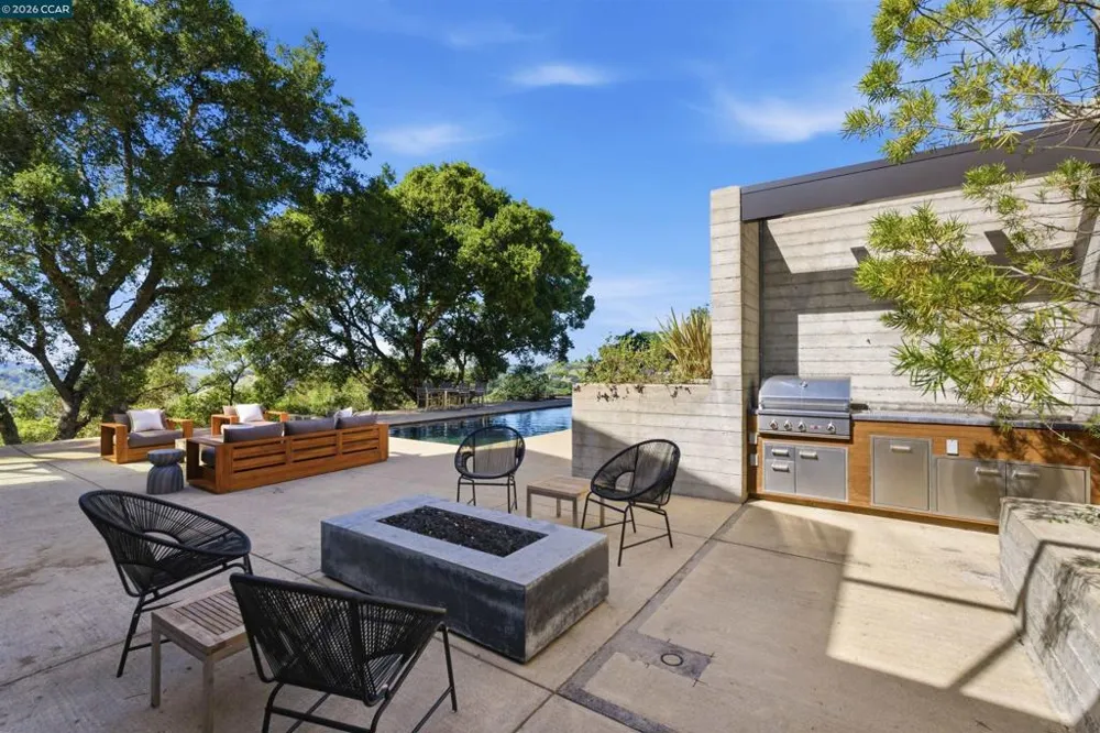 240 Tappan Ln Orinda, CA 94563
