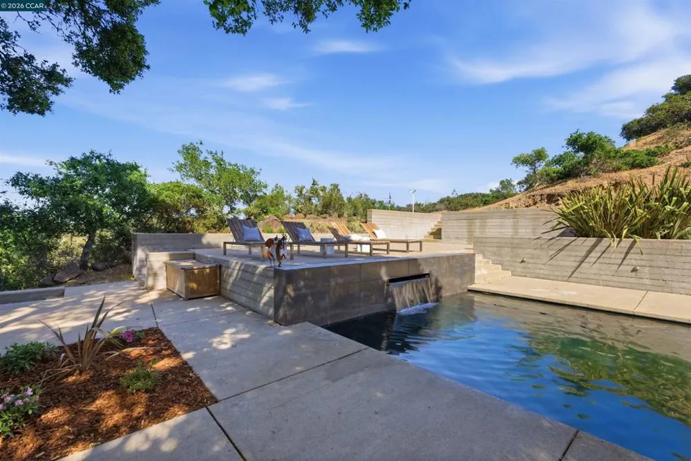 240 Tappan Ln Orinda, CA 94563