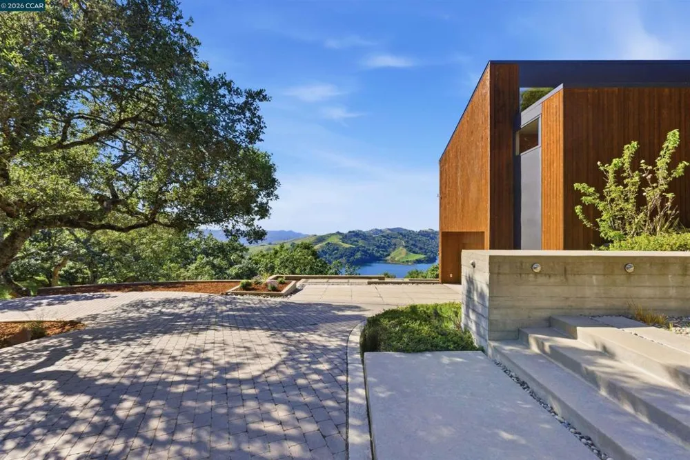 240 Tappan Ln Orinda, CA 94563