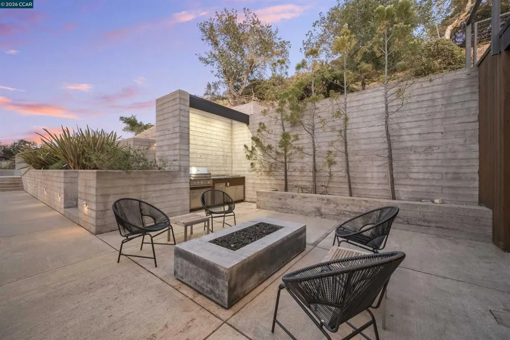 240 Tappan Ln Orinda, CA 94563