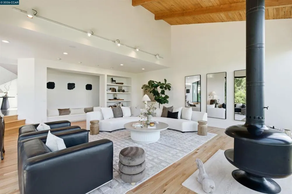 240 Tappan Ln Orinda, CA 94563