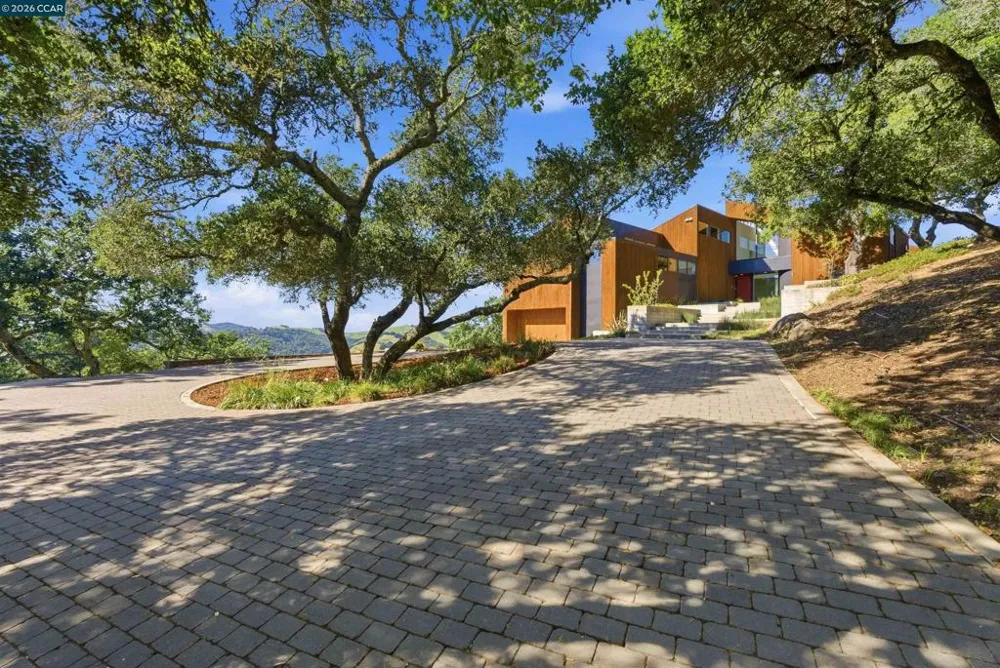 240 Tappan Ln Orinda, CA 94563
