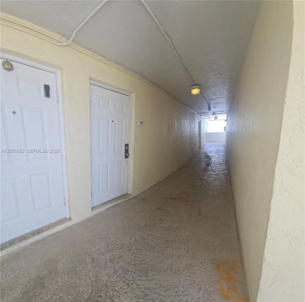 8950 SW 69th Ct #306 Pinecrest, FL 33156
