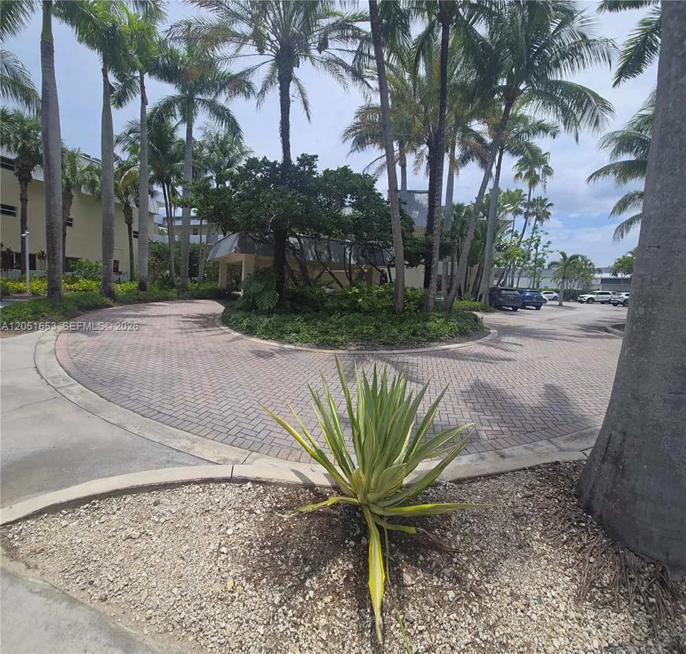 8950 SW 69th Ct #306 Pinecrest, FL 33156