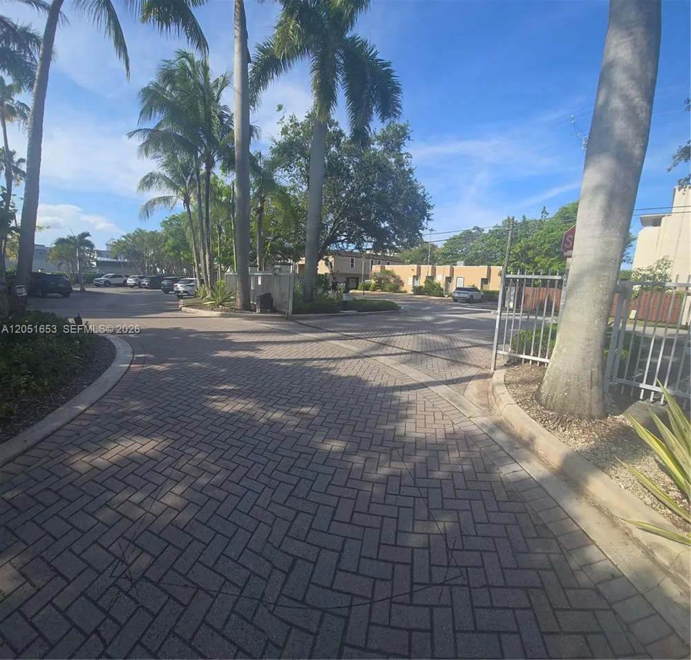 8950 SW 69th Ct #306 Pinecrest, FL 33156