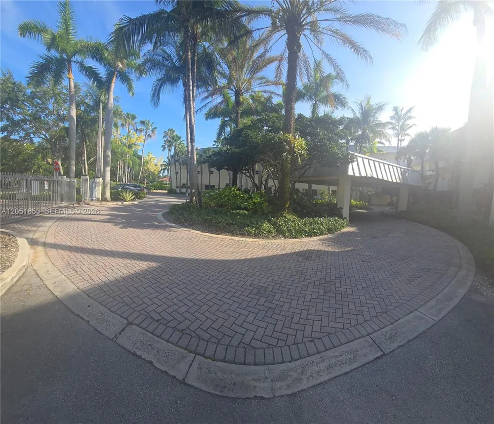 8950 SW 69th Ct #306 Pinecrest, FL 33156
