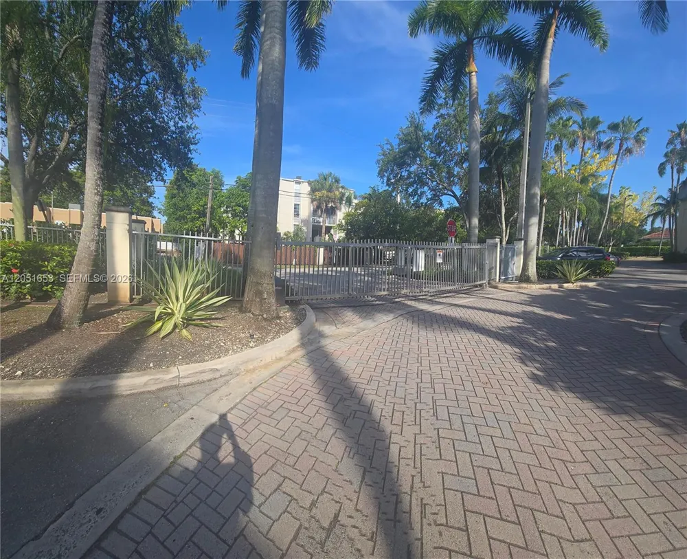 8950 SW 69th Ct #306 Pinecrest, FL 33156