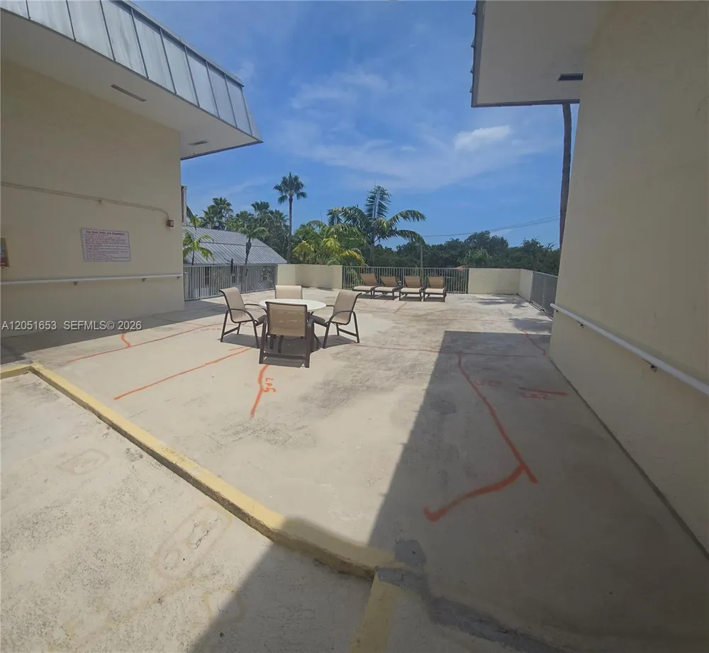 8950 SW 69th Ct #306 Pinecrest, FL 33156