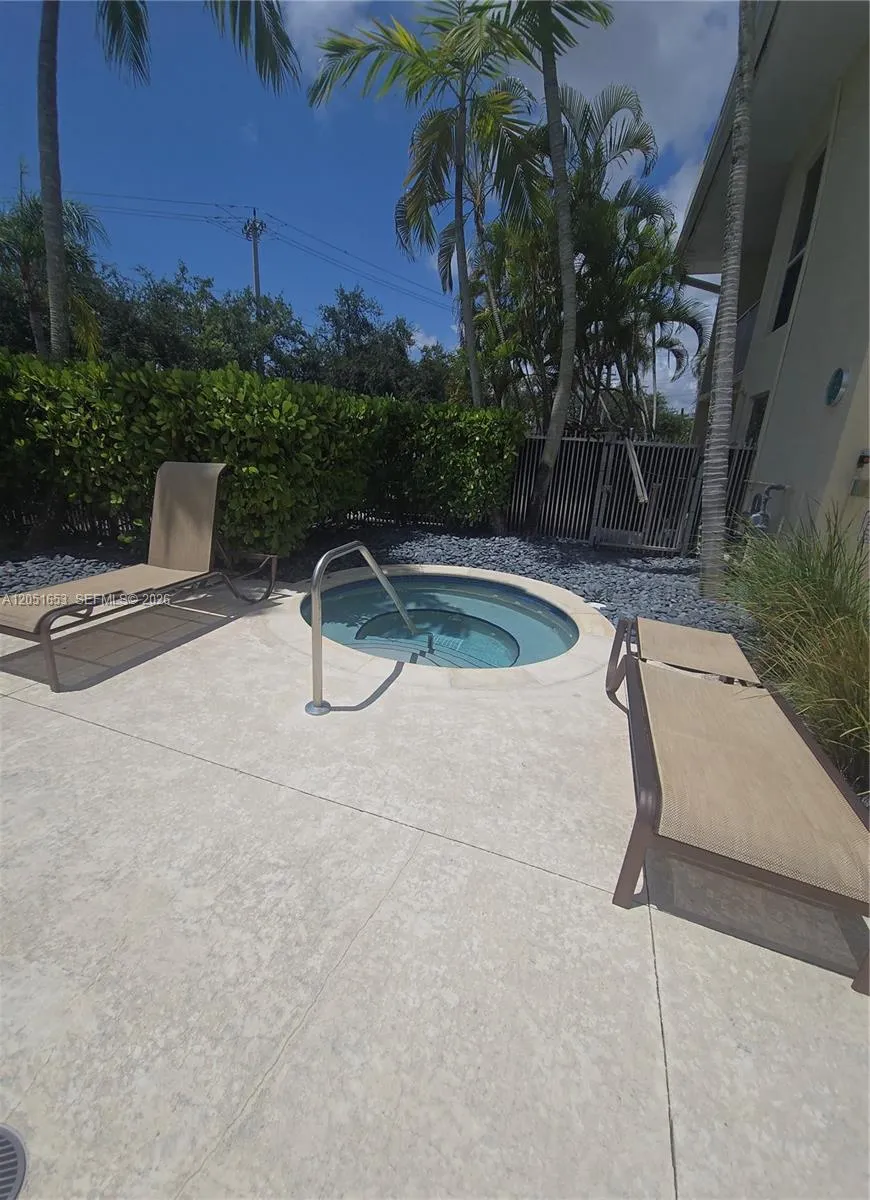 8950 SW 69th Ct #306 Pinecrest, FL 33156