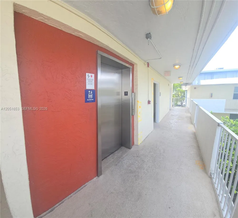 8950 SW 69th Ct #306 Pinecrest, FL 33156